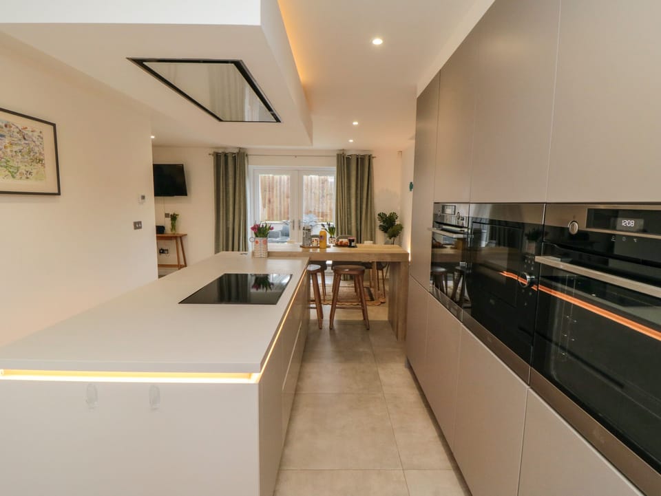 Fridge, dishwasher, electric kettle, cookware/dishes/utensils