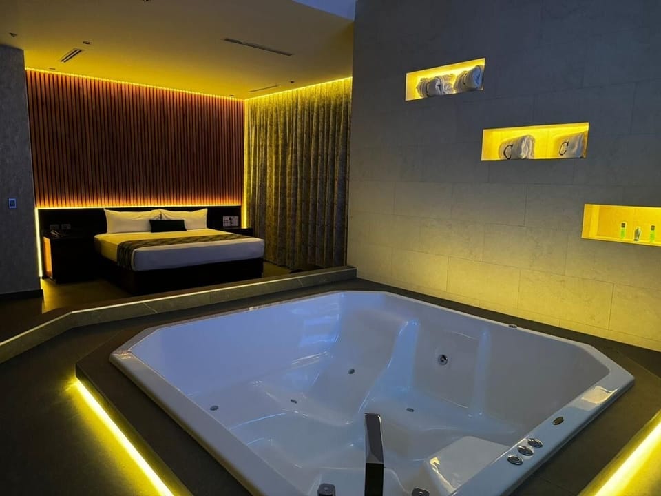 Deluxe Suite, Jetted Tub | Laptop workspace, free WiFi, bed sheets