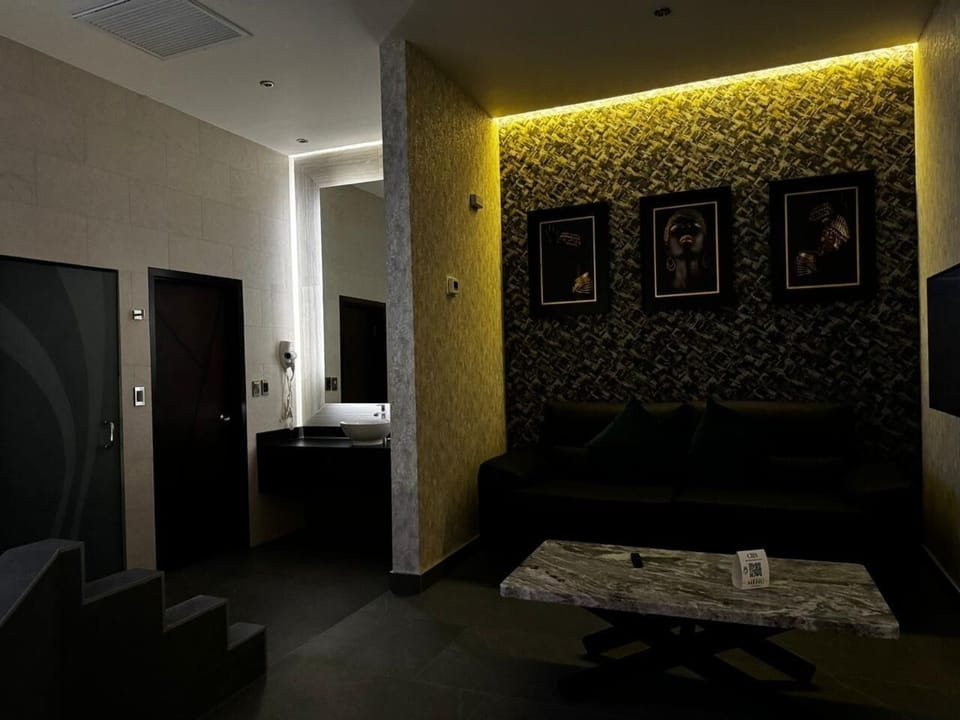 Deluxe Suite, Jetted Tub | Laptop workspace, WiFi (free), bed sheets