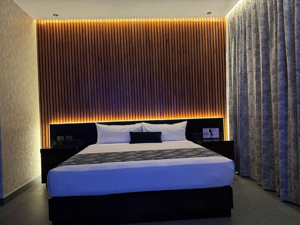 Deluxe Suite, Jetted Tub | Laptop workspace, WiFi (free), bed sheets