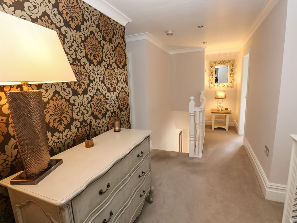 4 bedrooms, individually decorated, individually furnished, free WiFi