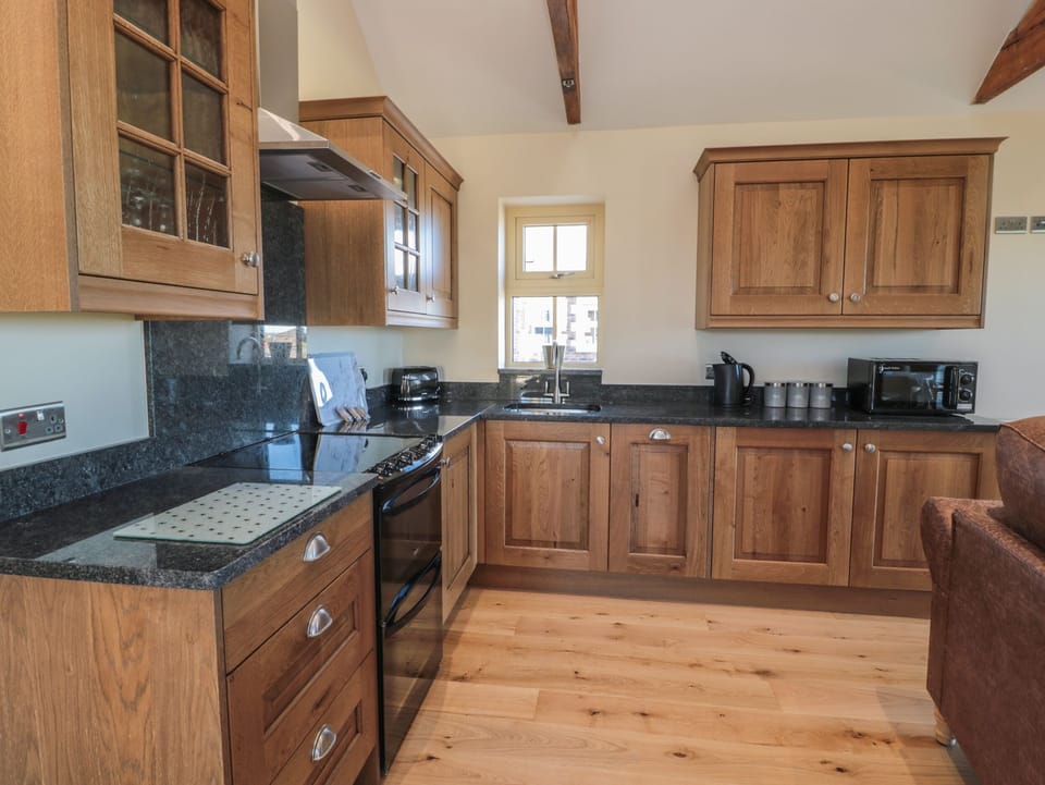 Cottage | Private kitchen | Electric kettle, toaster, cookware/dishes/utensils
