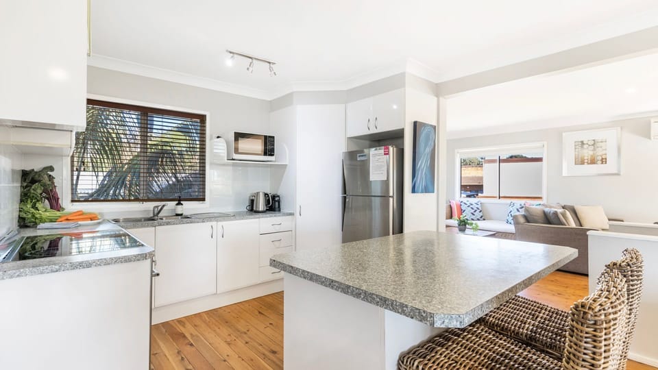 Latitude South Coast - huskisson accommodation kitchen