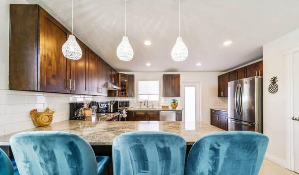 Tropical Oasis - King Beds - Garage - Long Stays! House in Edmonton