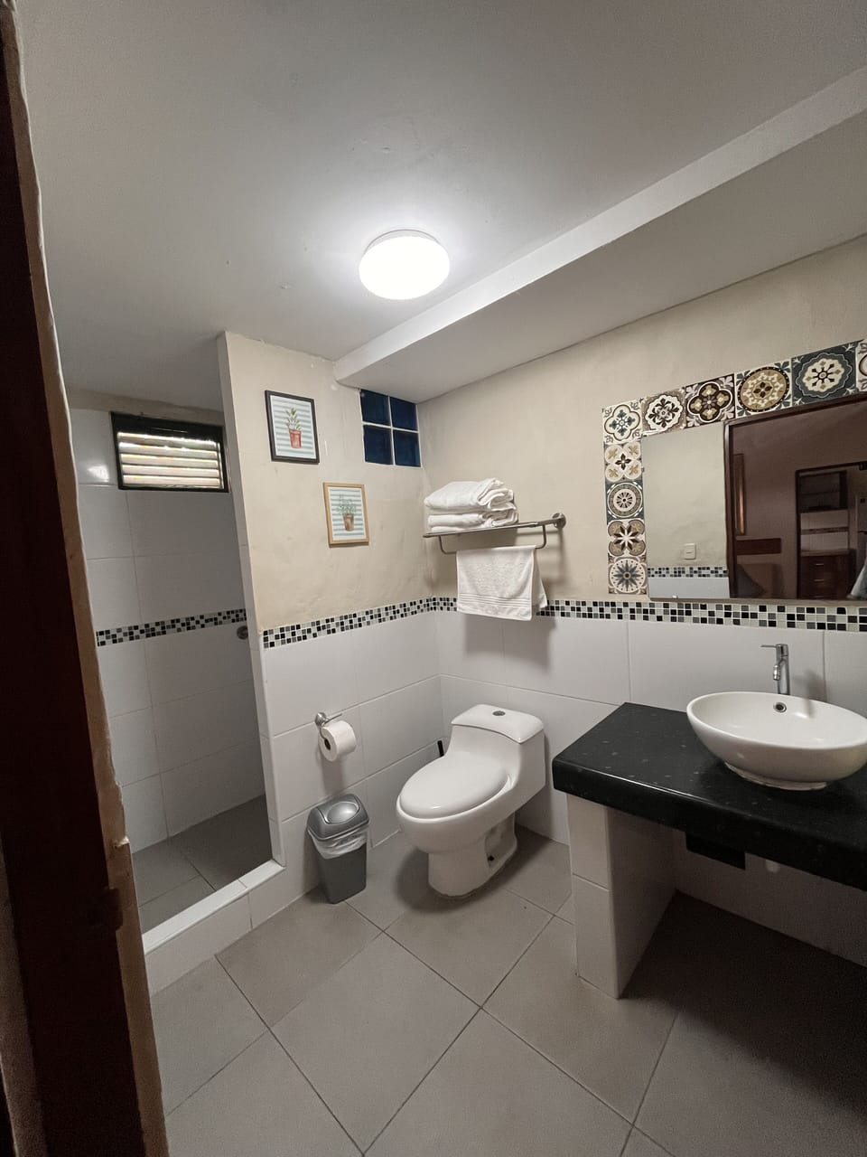 Full bathroom in 1st floor