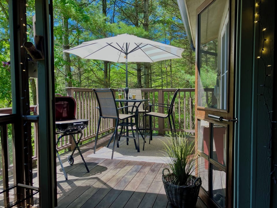 Outdoor dining, charcoal grill. PLEASE NOTE!! THE HOT TUB HAS BEEN REMOVED
