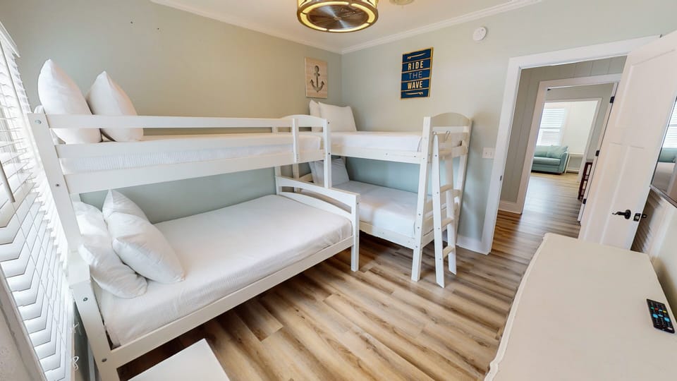 This cozy bunk room is perfect for the young ones in your group. It provides a comfortable space to let their imaginations run wild as they create new memories together.