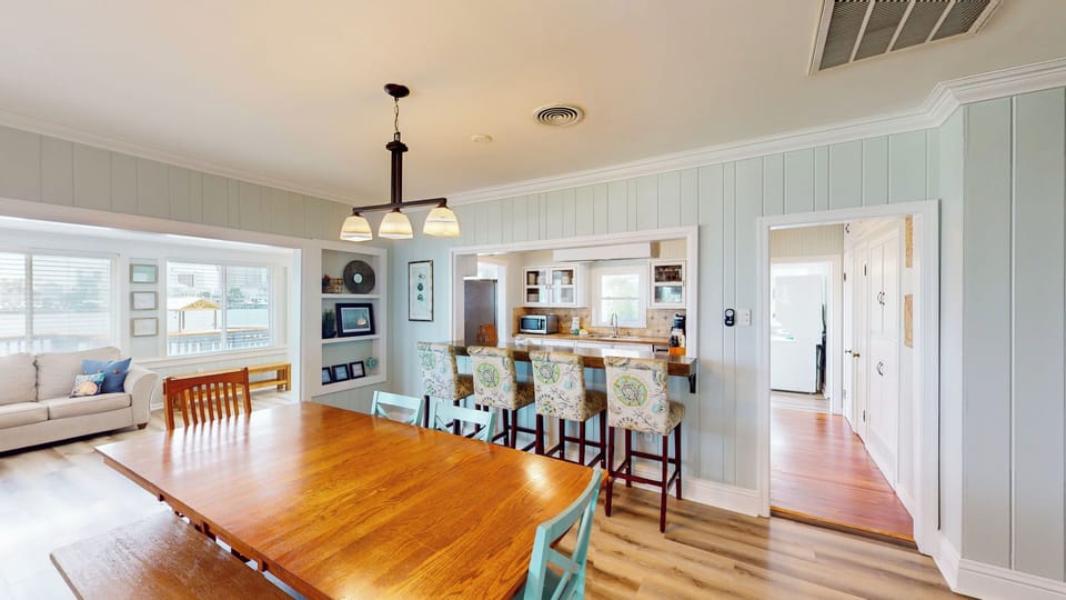 This beautiful solid wood dining set, with a farm-style bench seat, provides seating for up to 7 guests. The breakfast bar off the kitchen offers additional seating for 4.