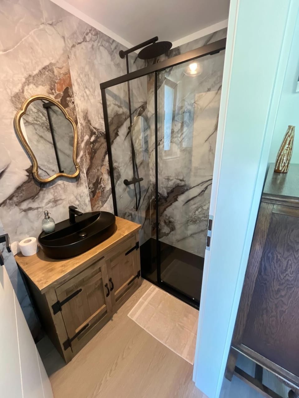 Deluxe Double Room | Bathroom | Shower, rainfall showerhead, free toiletries, hair dryer