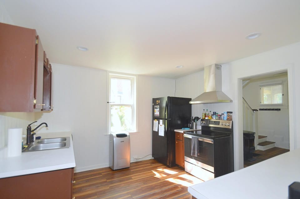 House, Multiple Beds (Broadway Cottage - Convenient locatio) | Private kitchen | Coffee/tea maker