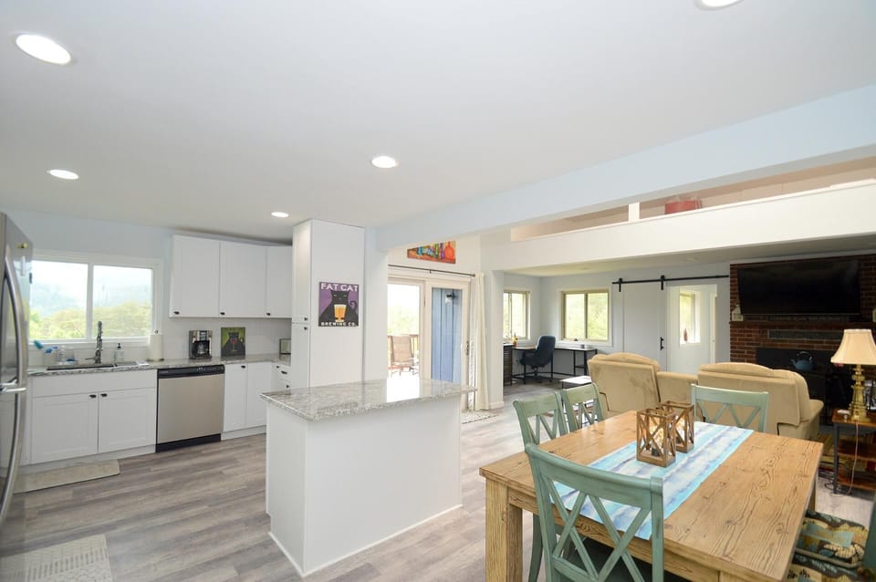 Cabin, Multiple Beds (Black Bear Cabin - The Mountain Retre) | Private kitchen | Oven