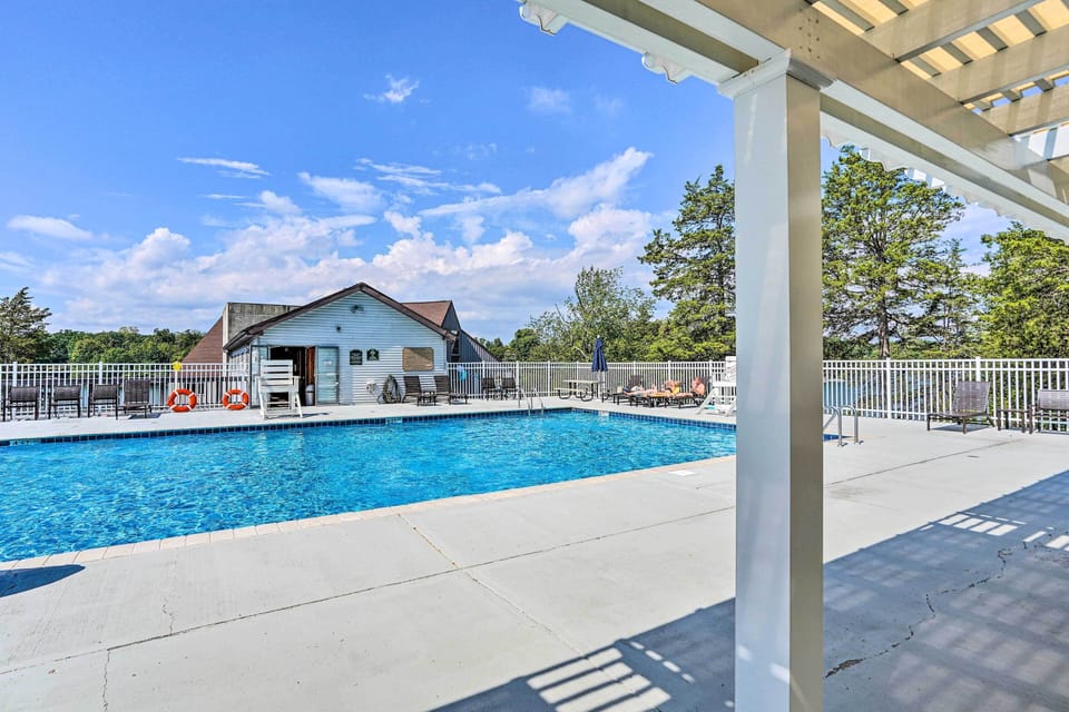 Sleepy Hollow Lake Community | Community Amenities | Outdoor Pool
