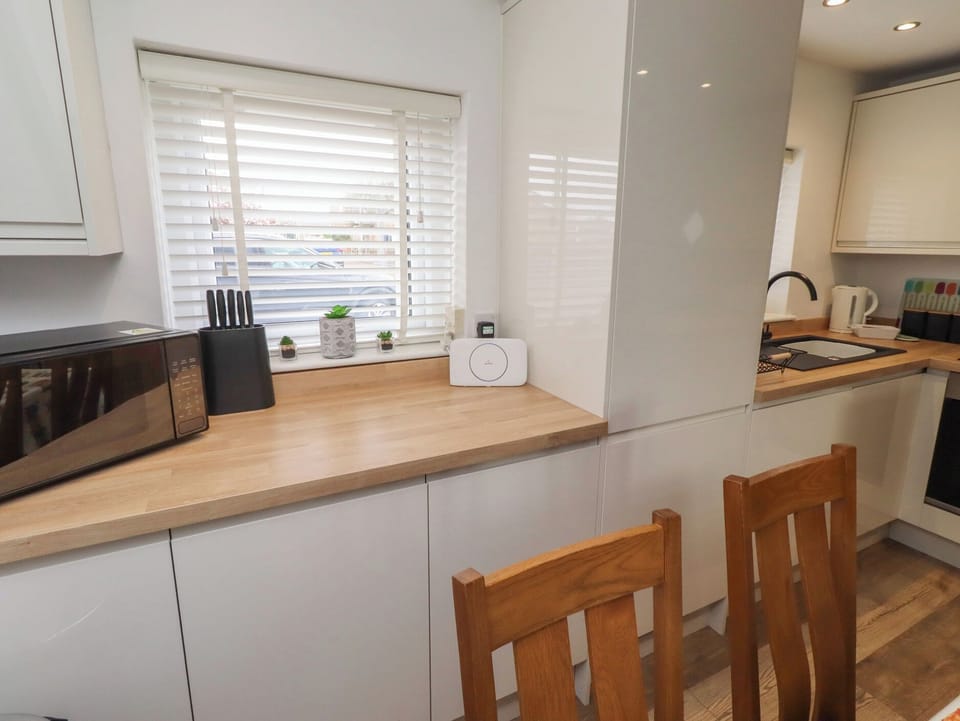 Cottage | Private kitchen | Fridge, cookware/dishes/utensils
