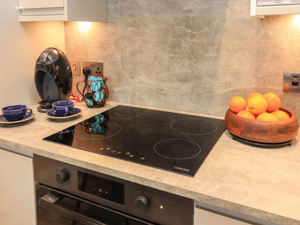 Dishwasher, electric kettle, toaster, cookware/dishes/utensils