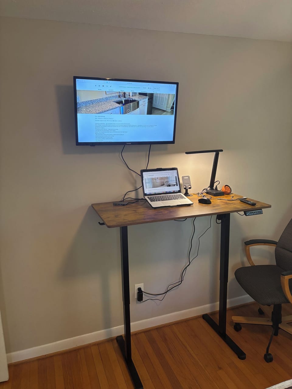 Work suite motorized standing desk and dual monitor capibilities using the provided USB-C dock! Work on the go and be comfortable handling business. 