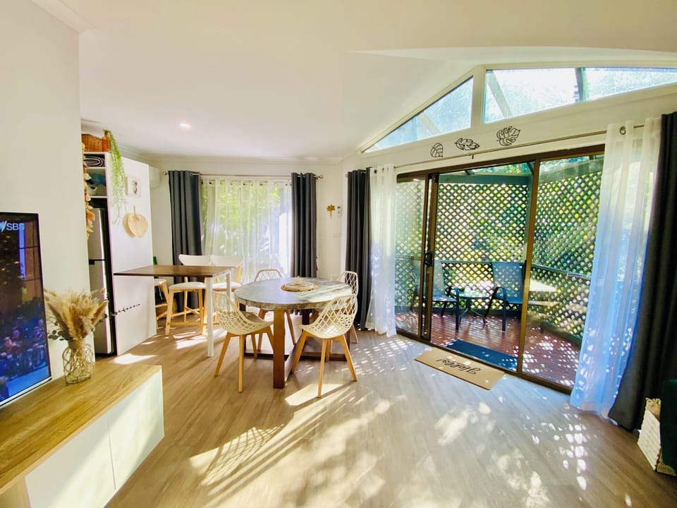 Open living area - dining