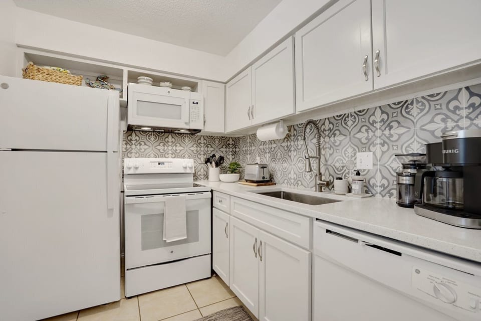 Kitchen w/ dual coffee maker kuerig/drip maker