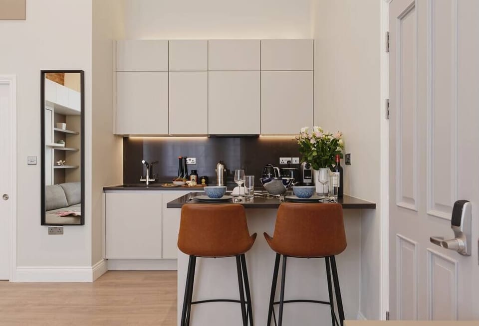 Fully equipped kitchen, with minifridge, washing machine, dishwasher, stove, oven-microwave, kettle, toaster, Nespresso coffee machine and kitchenware.