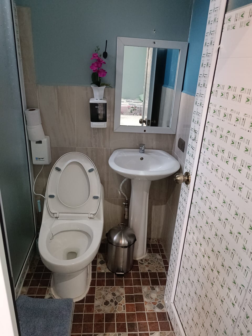 Combined shower/tub, free toiletries, heated floors (bathroom), towels