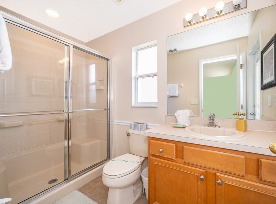 Maste en-suite bathroom