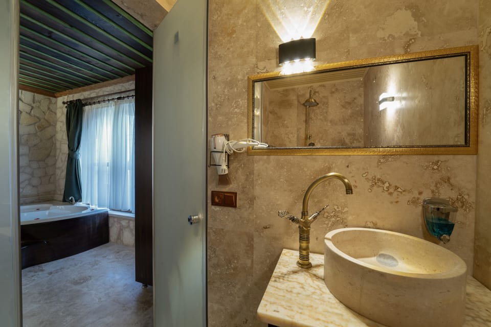 Junior Double Room | Bathroom | Free toiletries, hair dryer, slippers