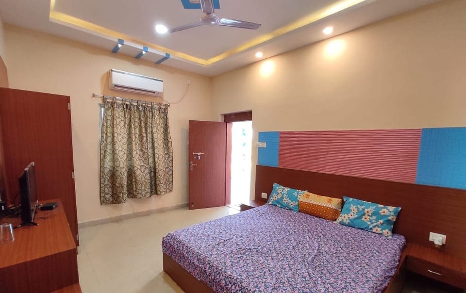 Basic Cottage | Desk, laptop workspace, bed sheets