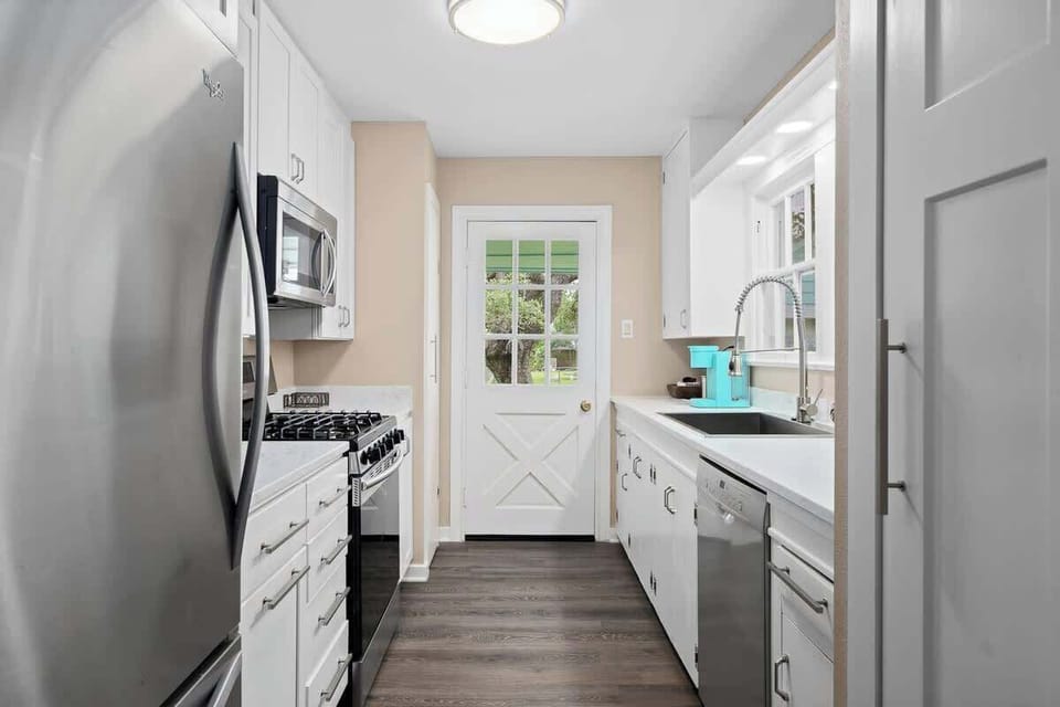  ‍ Fully equipped kitchen with stainless steel appliances and everything you need to cook at home.