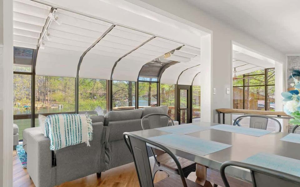  Bright dining area with panoramic views — enjoy meals surrounded by nature.