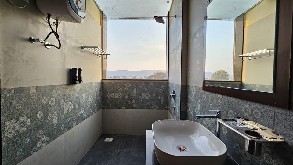 Shower, free toiletries, towels