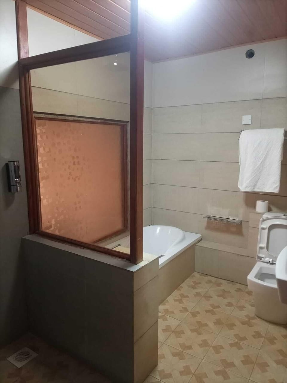 Executive Double Room | Bathroom | Slippers