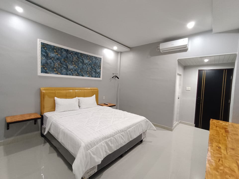 Desk, soundproofing, WiFi (free), bed sheets