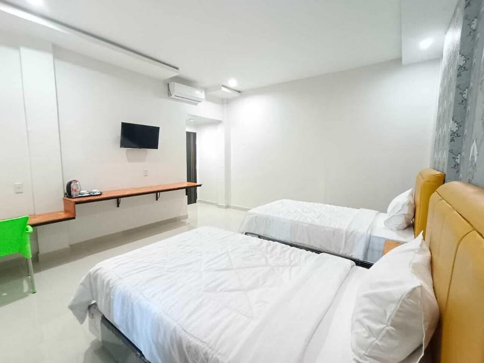 Desk, soundproofing, WiFi (free), bed sheets