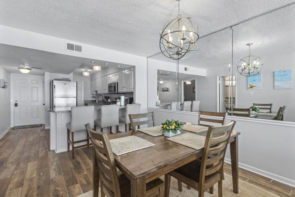 Edgewater 31 Dining Area