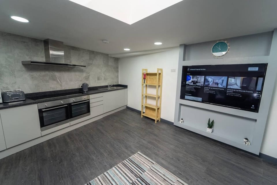 Studio | Private kitchen | Fridge, microwave, stovetop, electric kettle