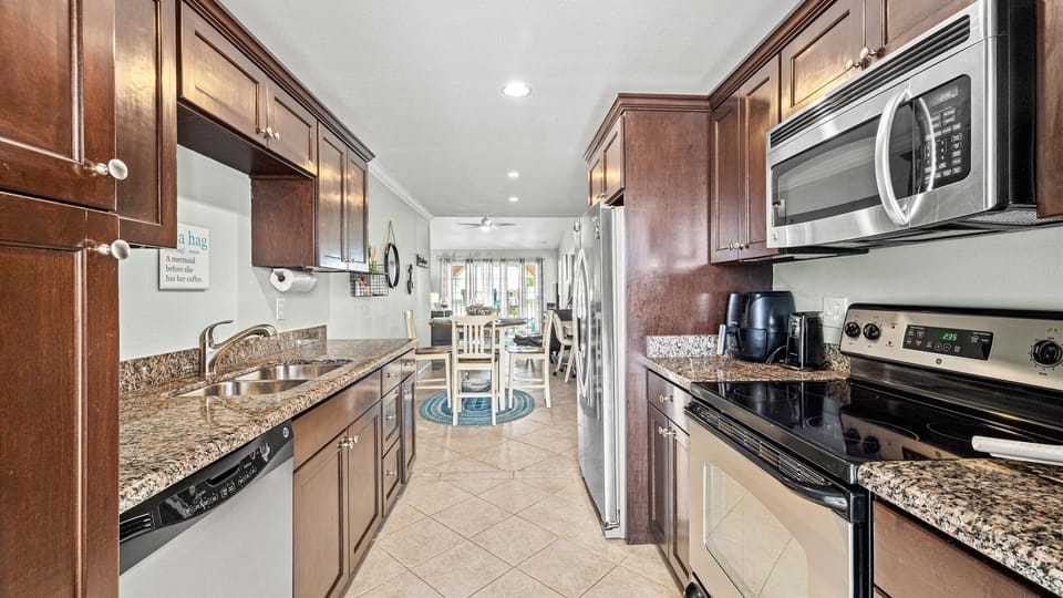 Kitchen & dining combined.