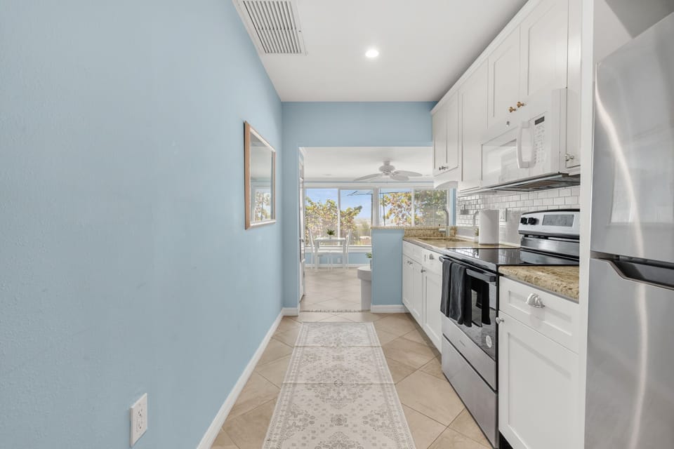 Studio | Private kitchen | Fridge, oven, coffee/tea maker, toaster