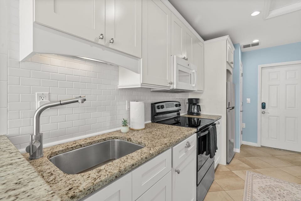 Studio | Private kitchen | Fridge, oven, coffee/tea maker, toaster