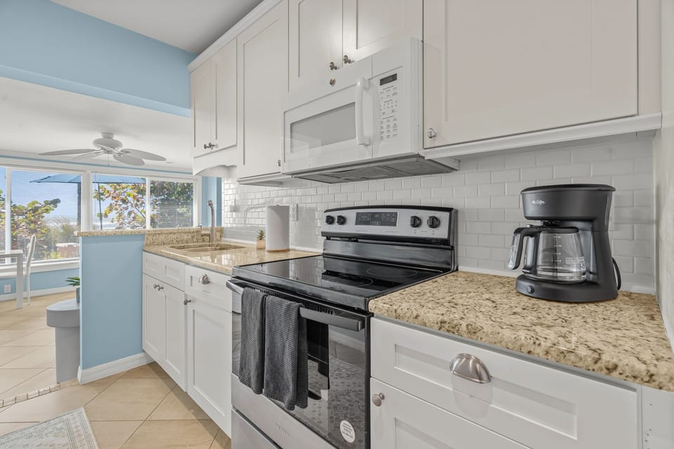 Studio | Private kitchen | Fridge, oven, coffee/tea maker, toaster