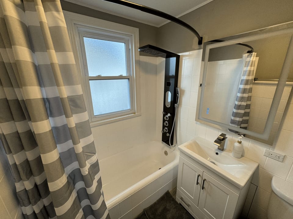Spacious Retreat Near Convention Centers 4 Bedroom Home by RedAwning House in Des Plaines