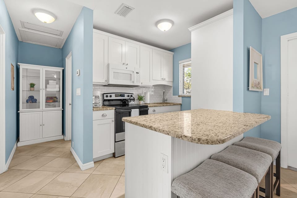 Condo, 1 Bedroom | Private kitchen | Fridge, oven, coffee/tea maker, toaster