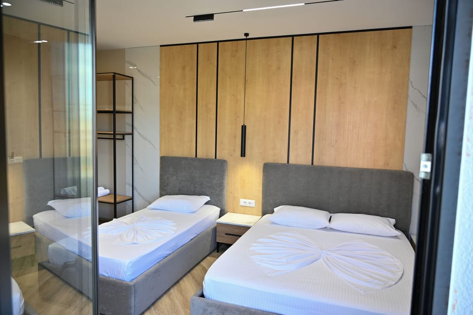 Classic Triple Room, 1 Bedroom | Desk, bed sheets
