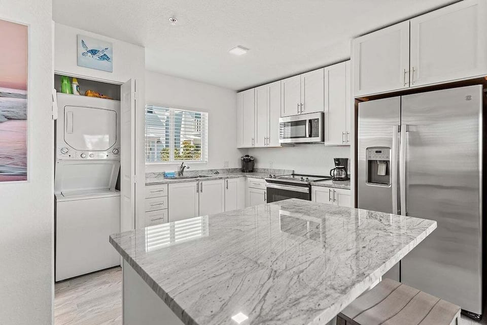 The fully equipped kitchen at Sea Breeze features granite countertops and everything needed for easy meal preparation during your Marathon FL Florida Keys vacation.