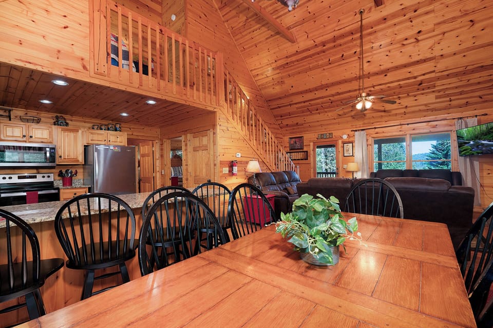 Up The Creek - Entry Level Dining Area