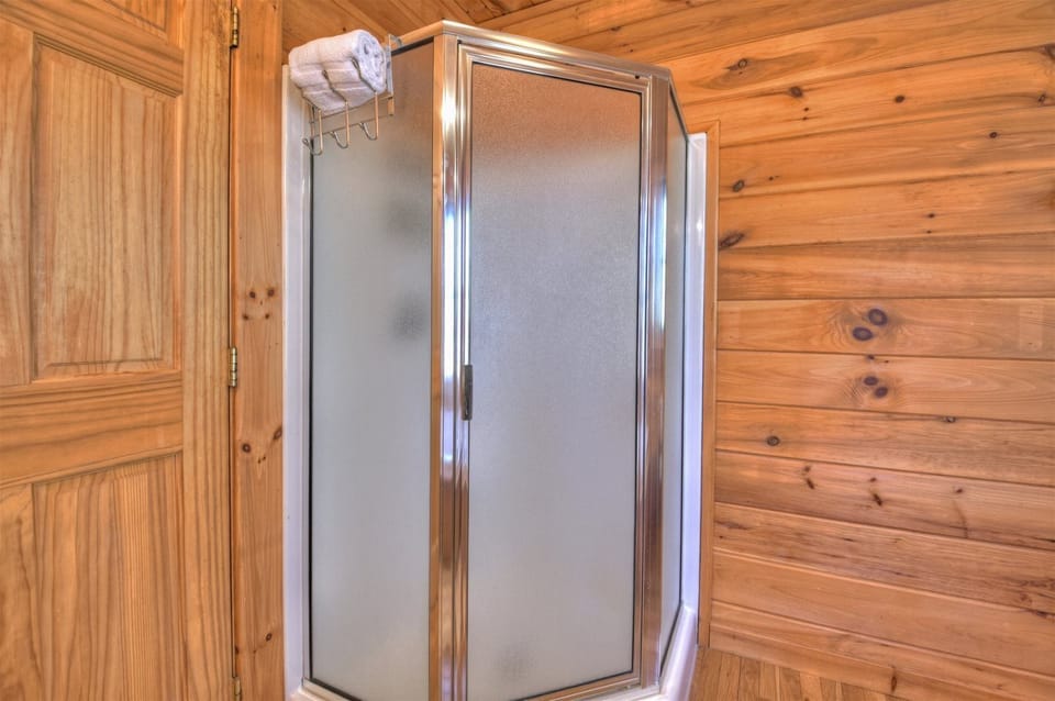 A Walk in the Clouds - Main Level Shower