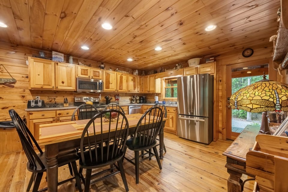 A Creek Runs Thru It - Kitchen and Dining Area