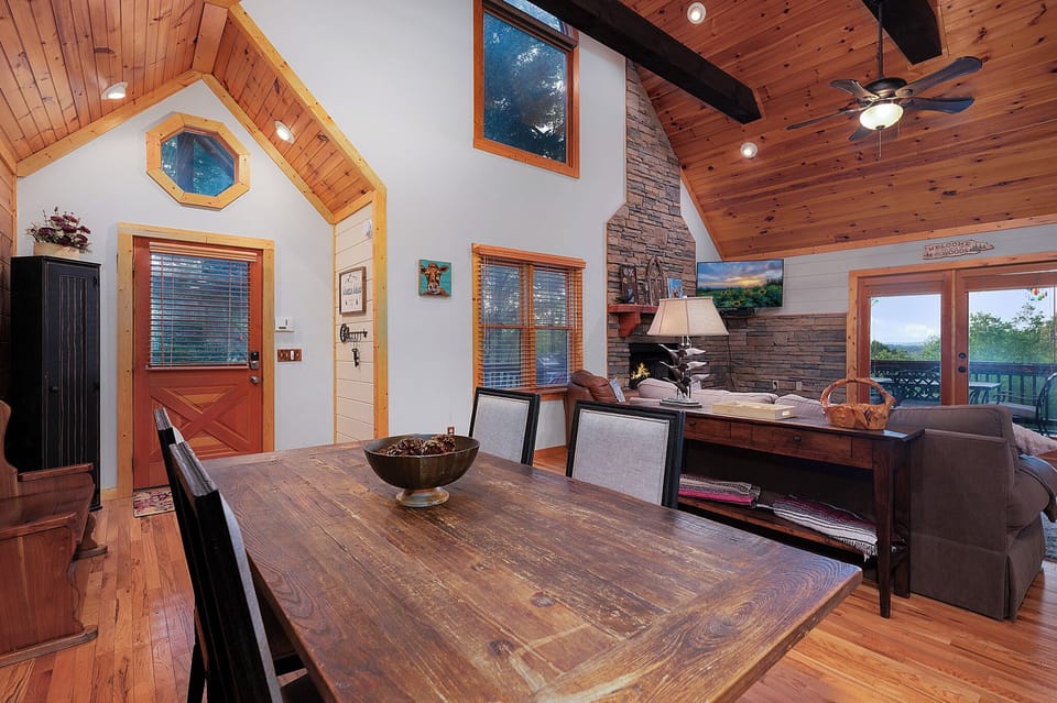 Mountain Melody - Entry Level Dining Area