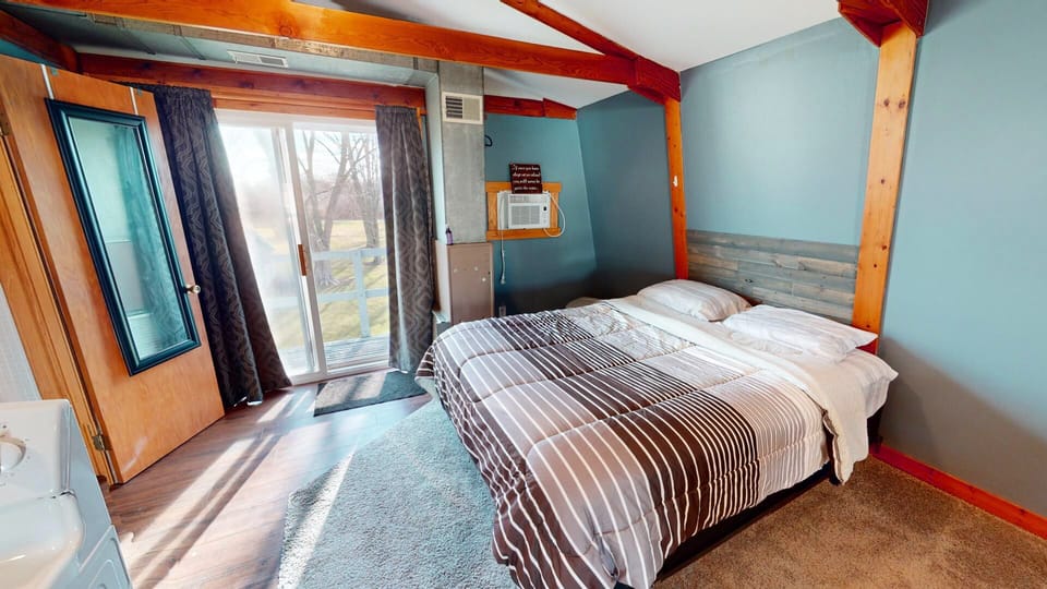 102 Fairview Lane Upper Unit Sleeping Area(Included with Bookings over 4 People)