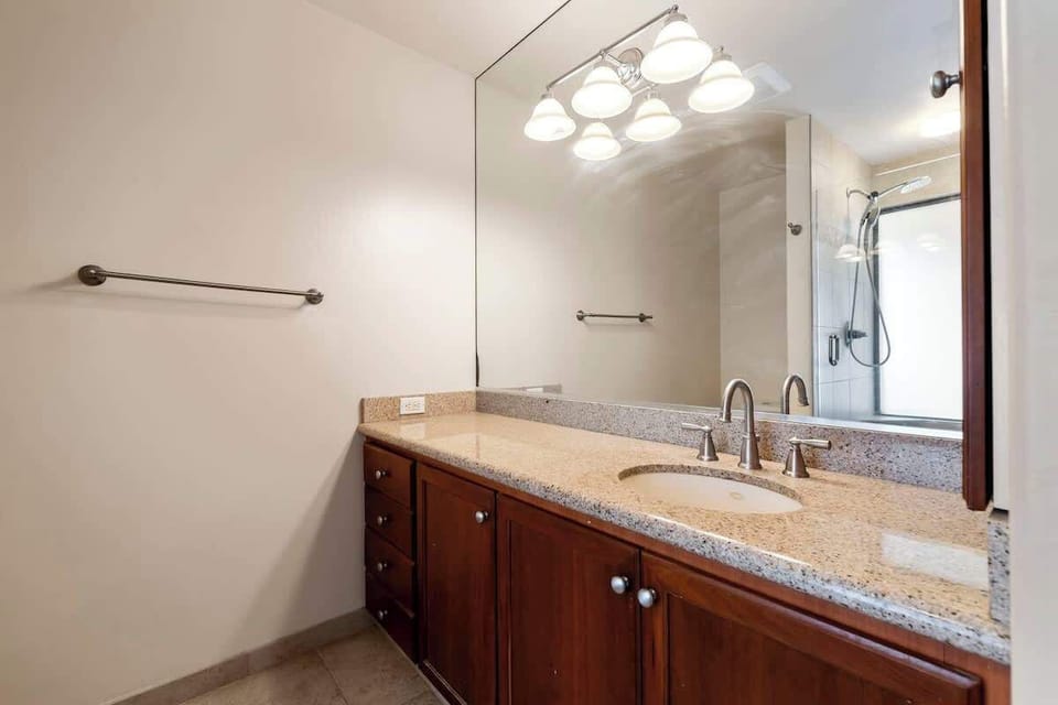 Downstairs ensuite bathroom