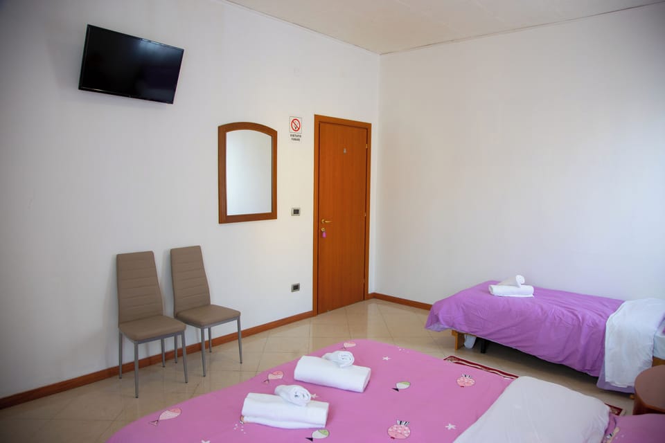 Classic Triple Room | WiFi (free), bed sheets