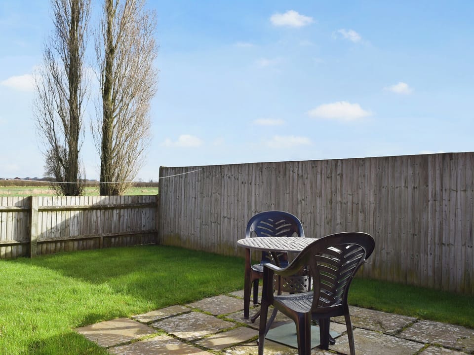 Sitting-out-area | Meadowbrook Farm - Byre Cottage - Meadowbrook Farm Cottages, Moreton, near Thame